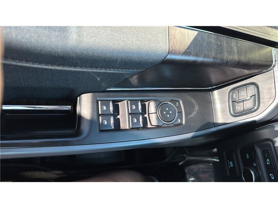 2023 Ford F-150 Lightning Lariat Pickup 4D 5 1/2 ft