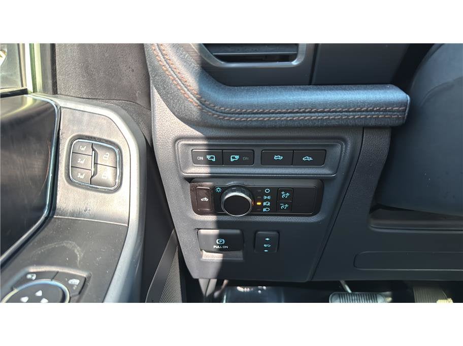 2023 Ford F-150 Lightning Lariat Pickup 4D 5 1/2 ft