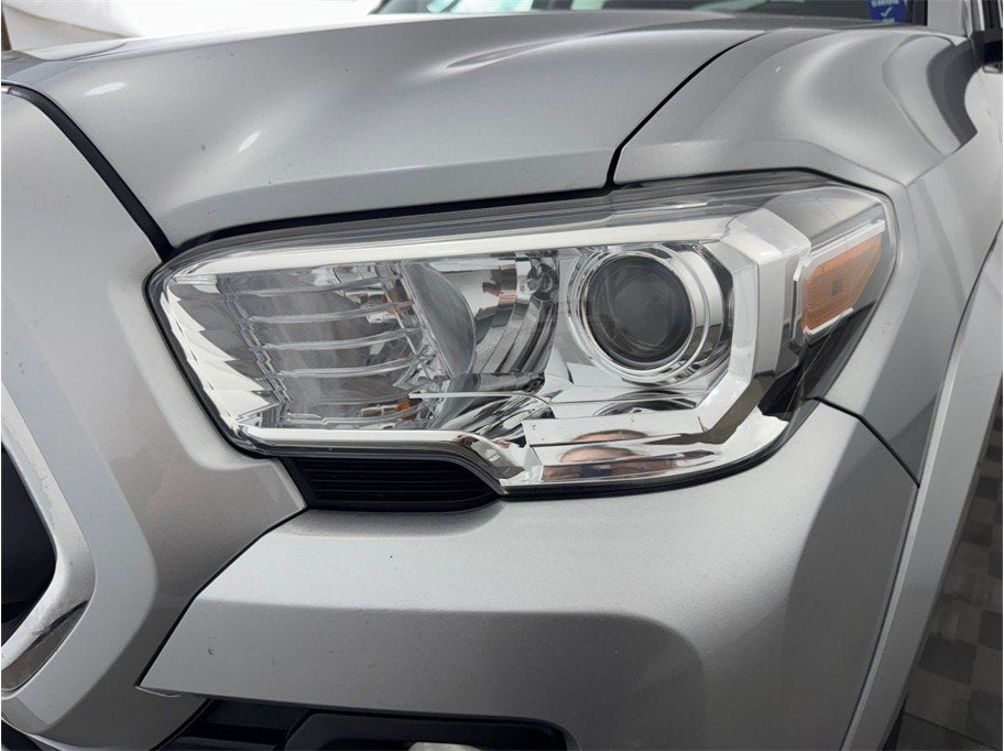 2022 Toyota Tacoma 2WD SR5 Pickup 4D 5 ft