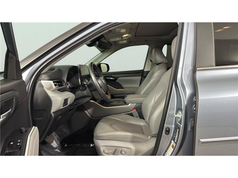 2023 Toyota Highlander XLE Sport Utility 4D