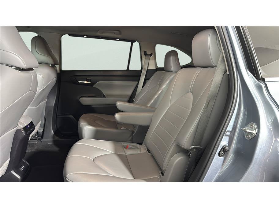 2023 Toyota Highlander XLE Sport Utility 4D