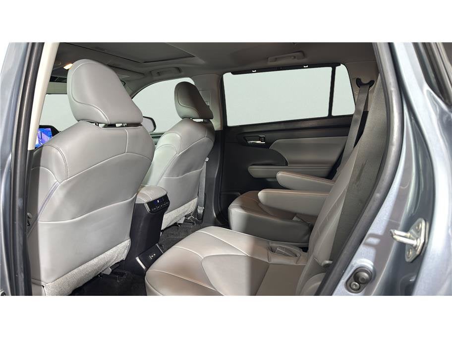 2023 Toyota Highlander XLE Sport Utility 4D