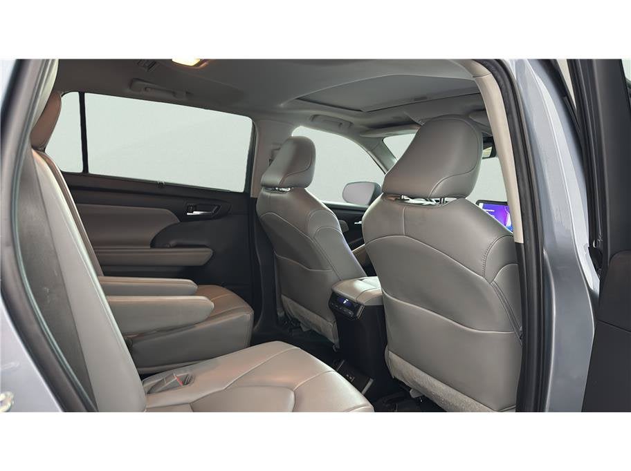 2023 Toyota Highlander XLE Sport Utility 4D