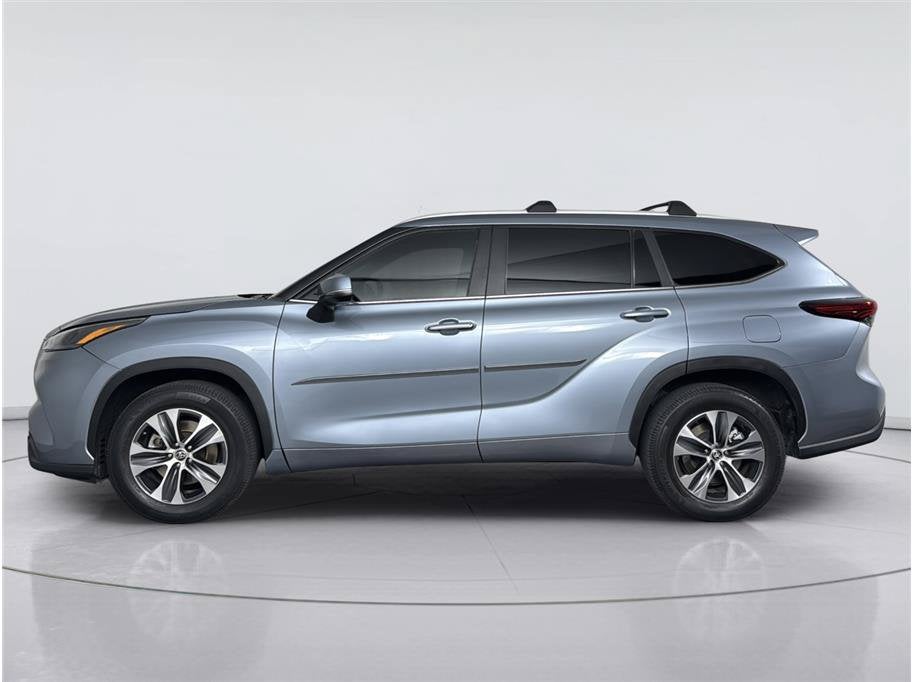 2023 Toyota Highlander XLE Sport Utility 4D
