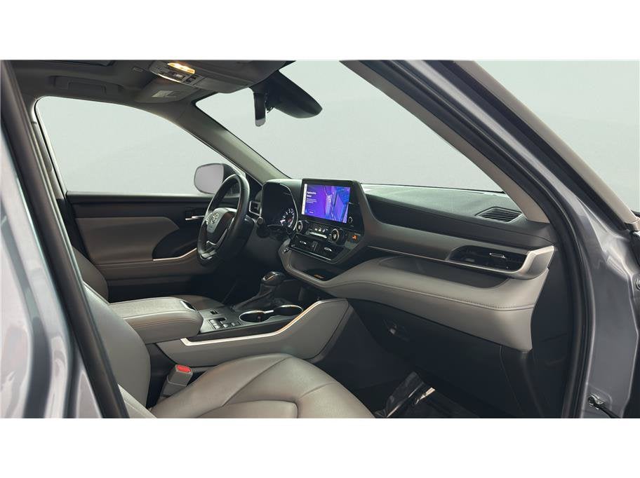 2023 Toyota Highlander XLE Sport Utility 4D