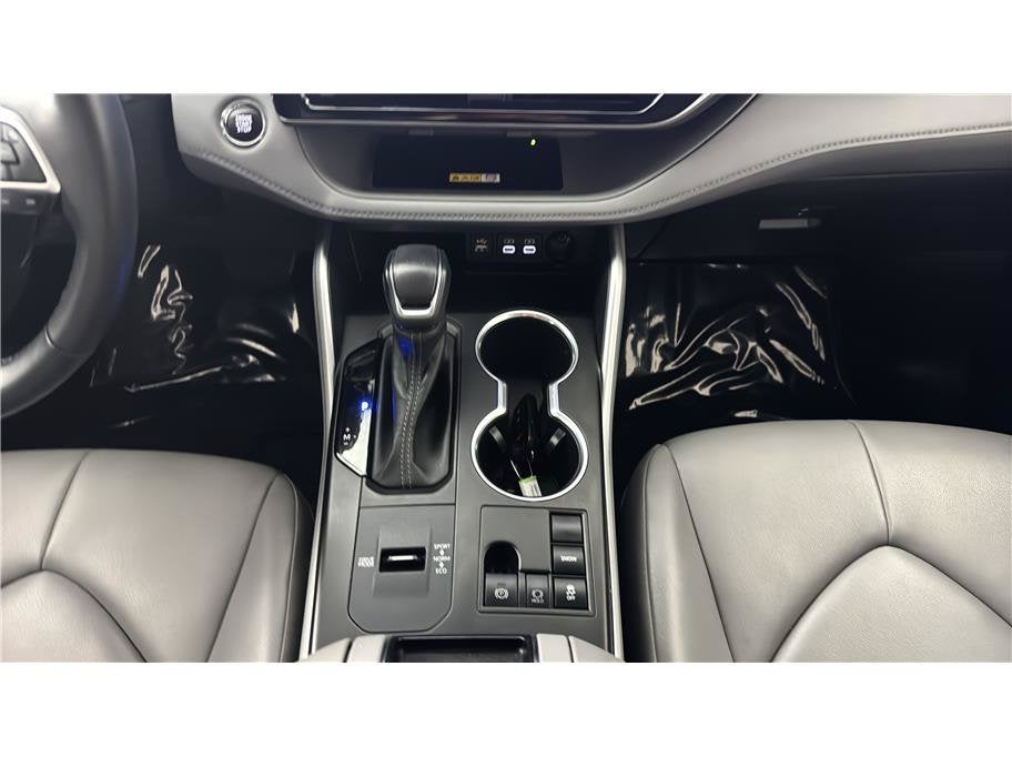 2023 Toyota Highlander XLE Sport Utility 4D