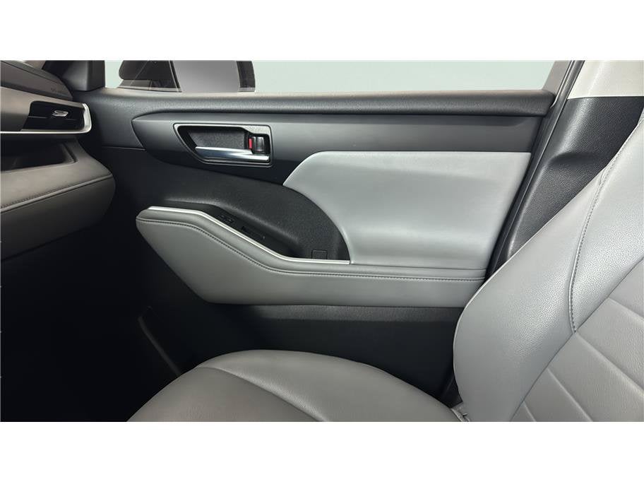 2023 Toyota Highlander XLE Sport Utility 4D