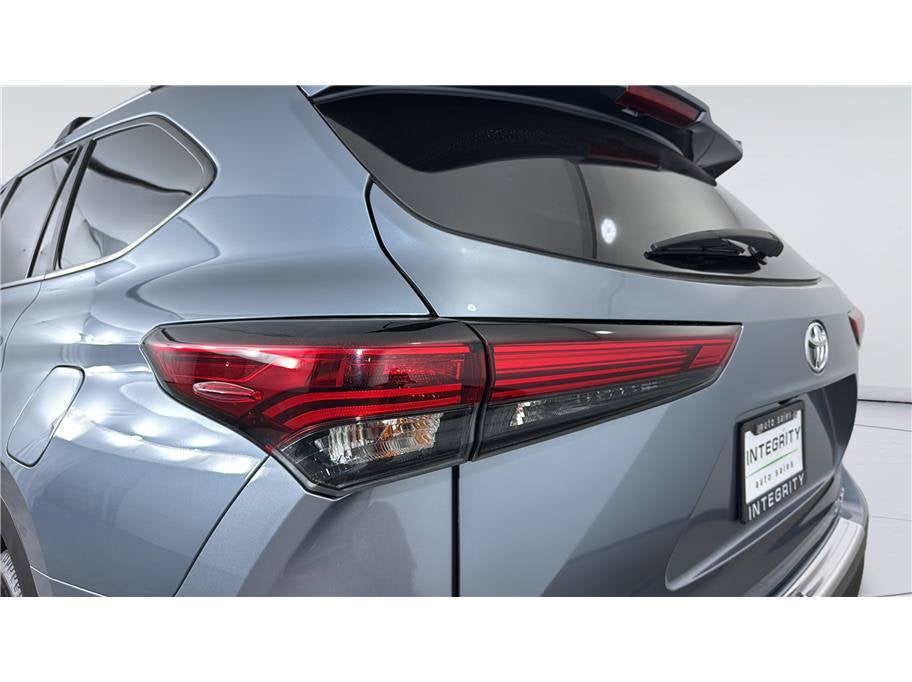 2023 Toyota Highlander XLE Sport Utility 4D