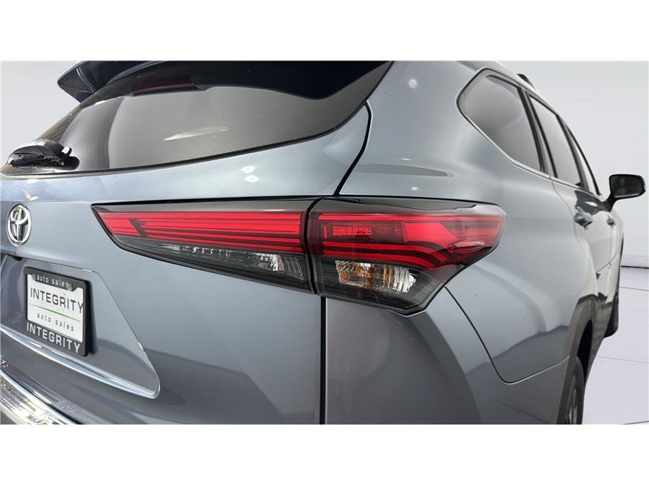 2023 Toyota Highlander XLE Sport Utility 4D