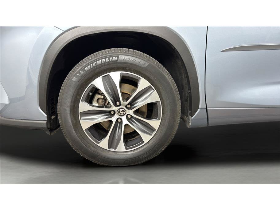 2023 Toyota Highlander XLE Sport Utility 4D