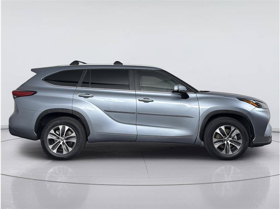 2023 Toyota Highlander XLE Sport Utility 4D