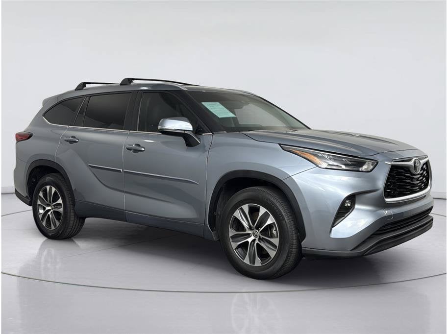 2023 Toyota Highlander XLE Sport Utility 4D