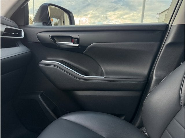 2023 Toyota Highlander XLE Sport Utility 4D