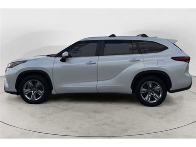 2023 Toyota Highlander XLE Sport Utility 4D