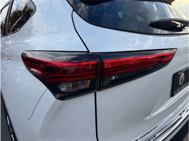 2023 Toyota Highlander XLE Sport Utility 4D