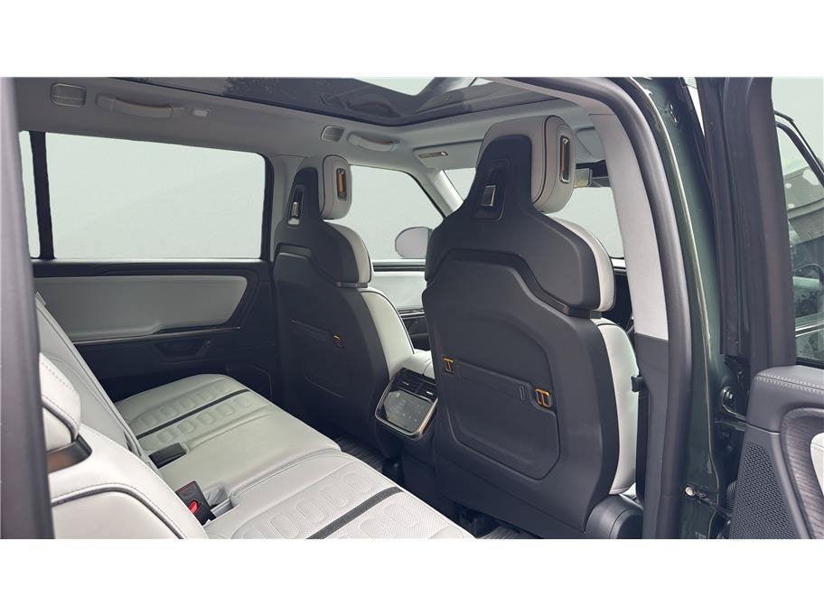 2025 Rivian R1S Adventure