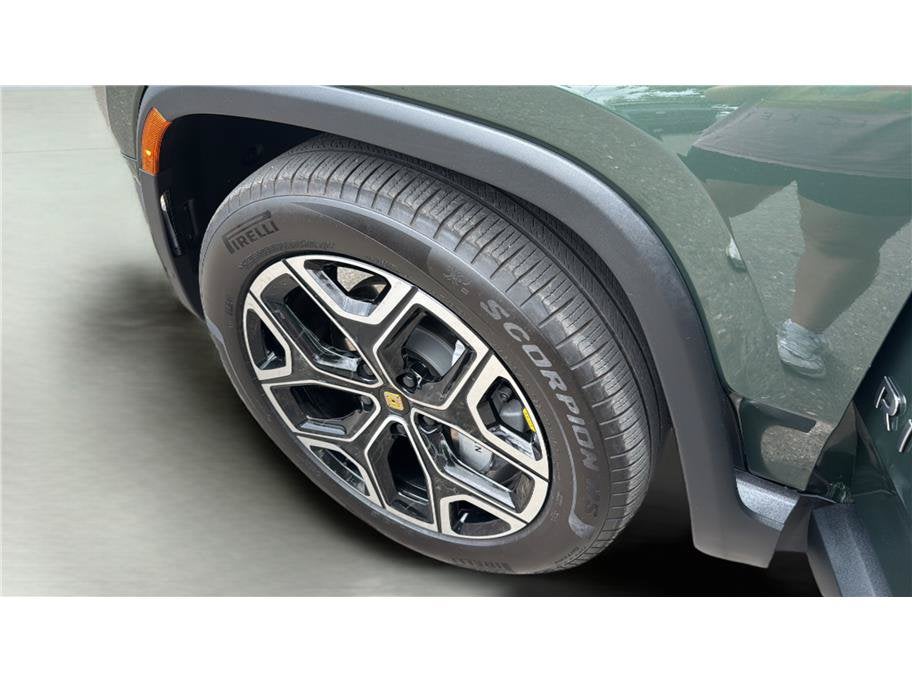 2025 Rivian R1S Adventure