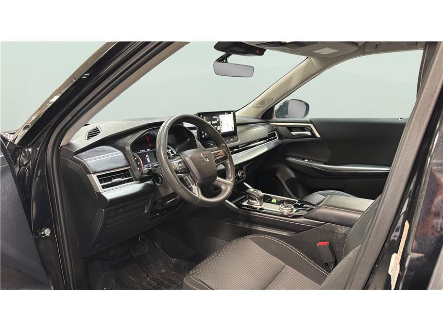 2025 Mitsubishi Outlander ES