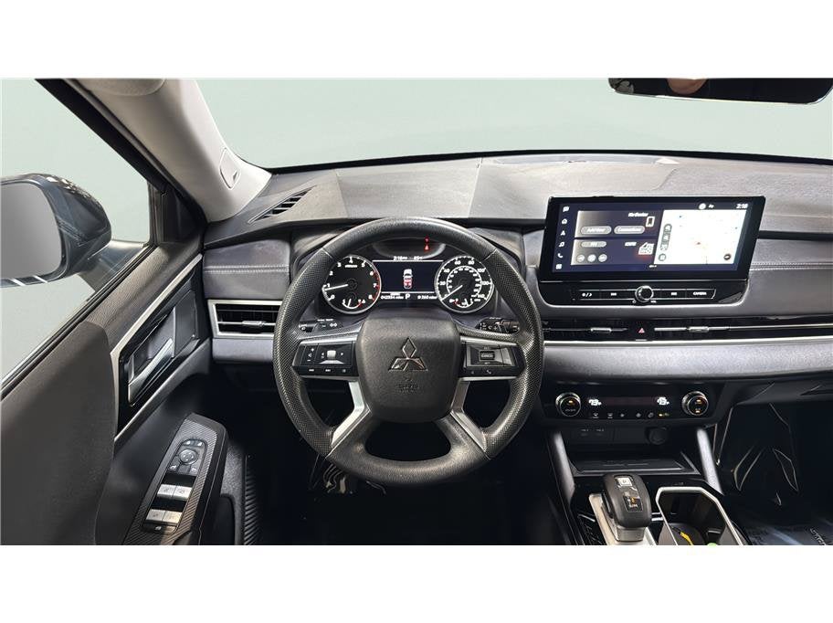 2025 Mitsubishi Outlander ES