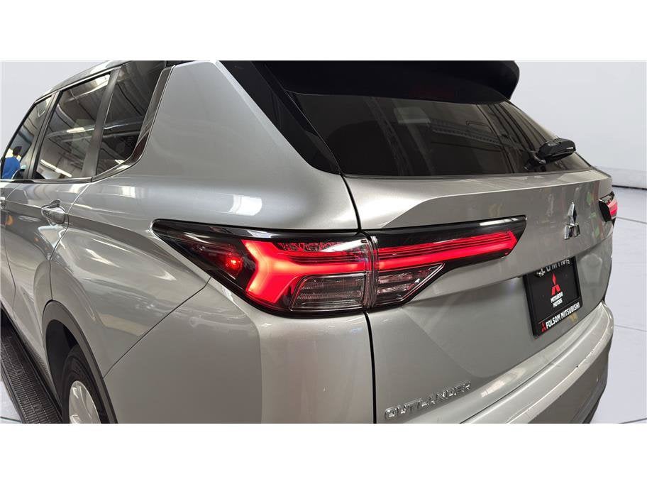 2025 Mitsubishi Outlander ES
