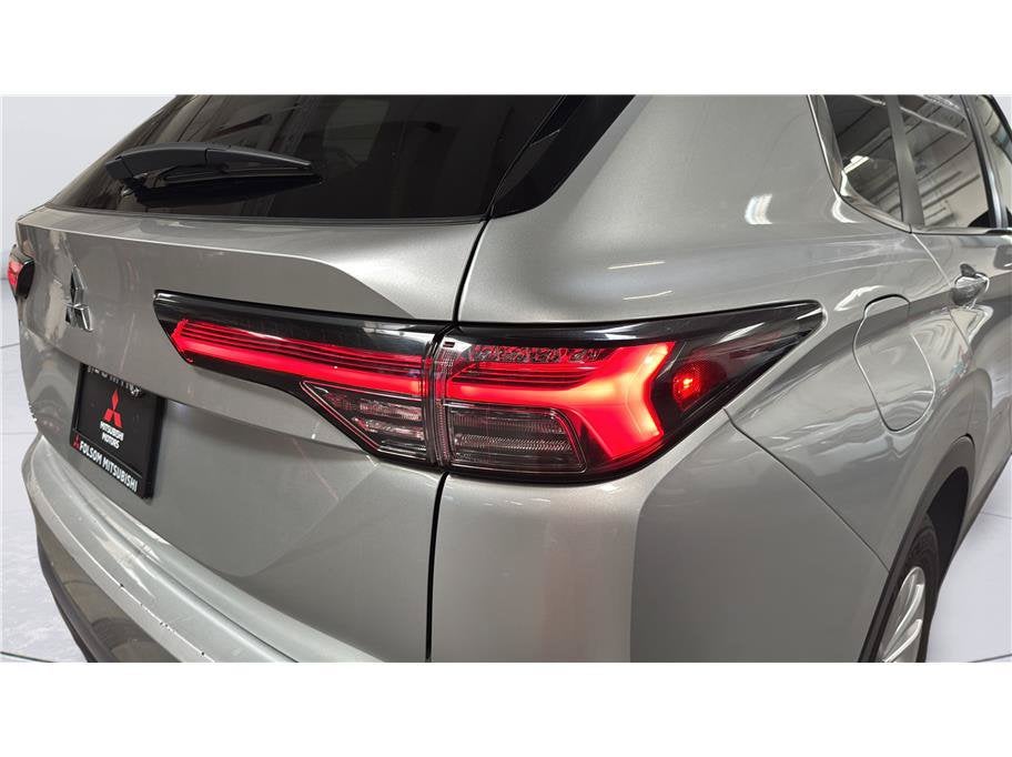 2025 Mitsubishi Outlander ES