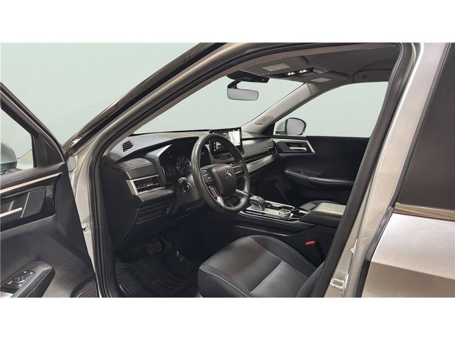 2025 Mitsubishi Outlander ES