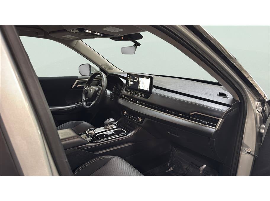 2025 Mitsubishi Outlander ES