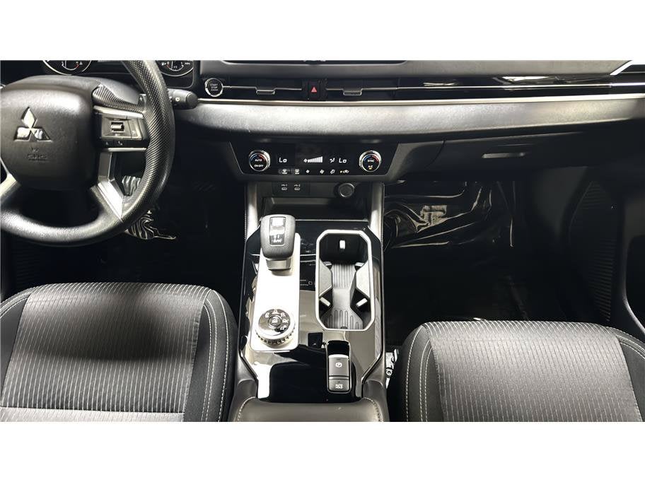 2025 Mitsubishi Outlander ES