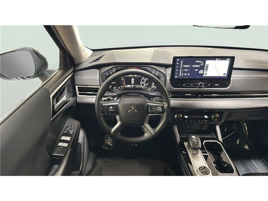2025 Mitsubishi Outlander ES