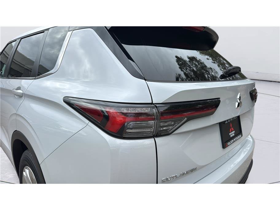 2026 Mitsubishi Outlander ES
