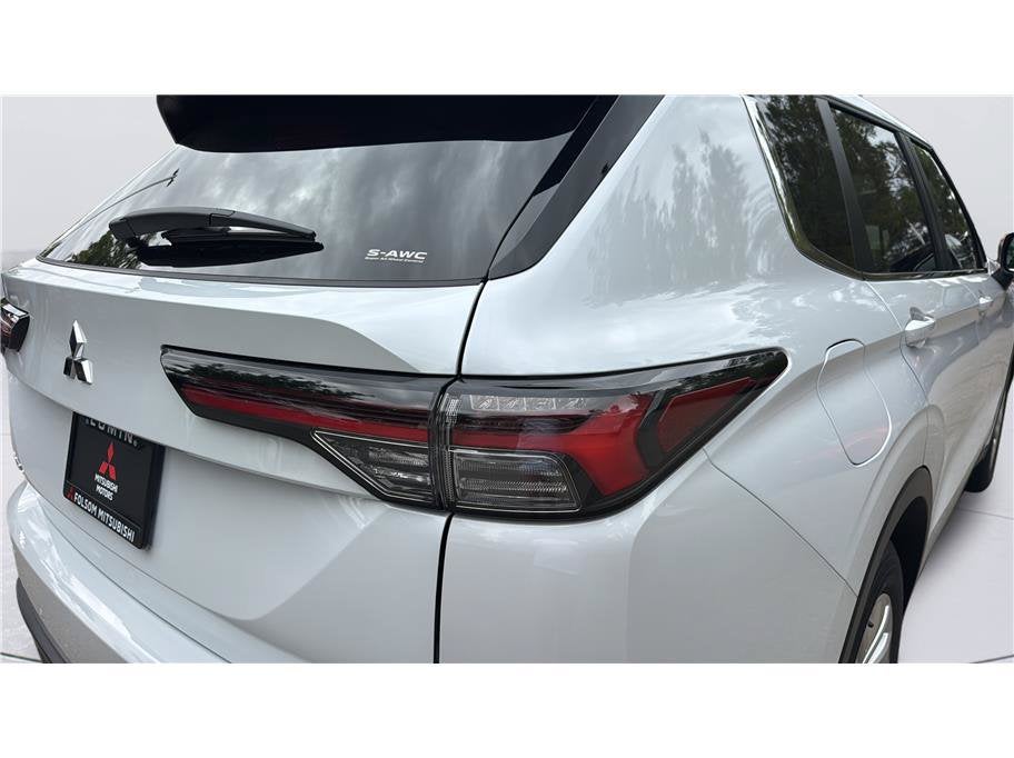 2026 Mitsubishi Outlander ES