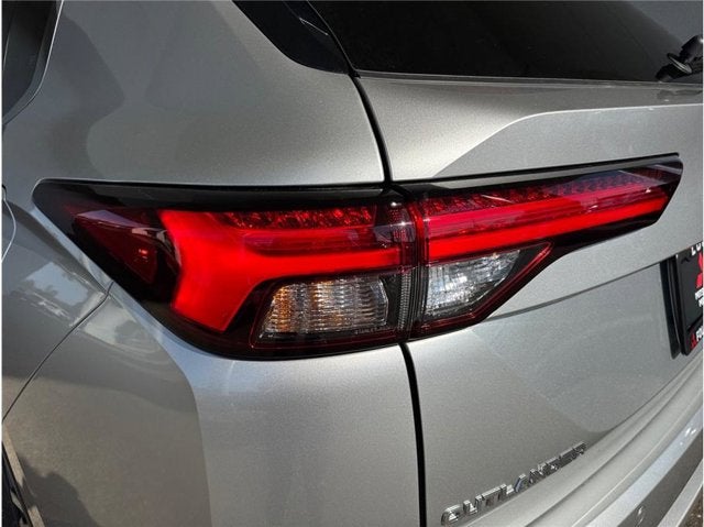 2025 Mitsubishi Outlander Plug-In Hybrid SE Sport Utility 4D