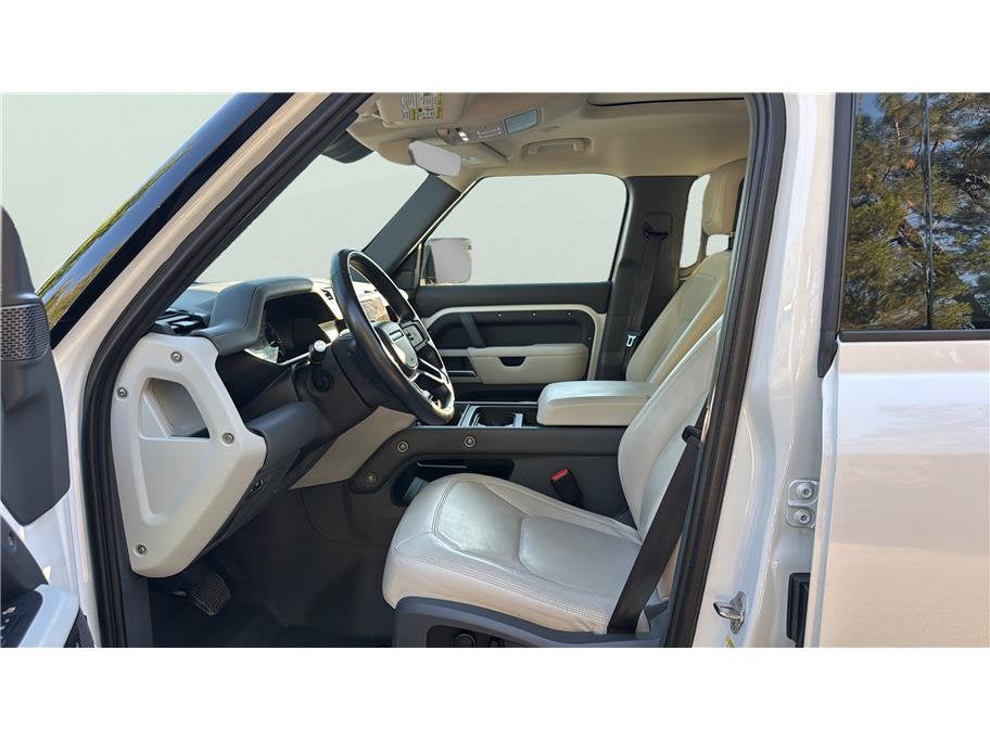 2023 Land Rover Defender SE