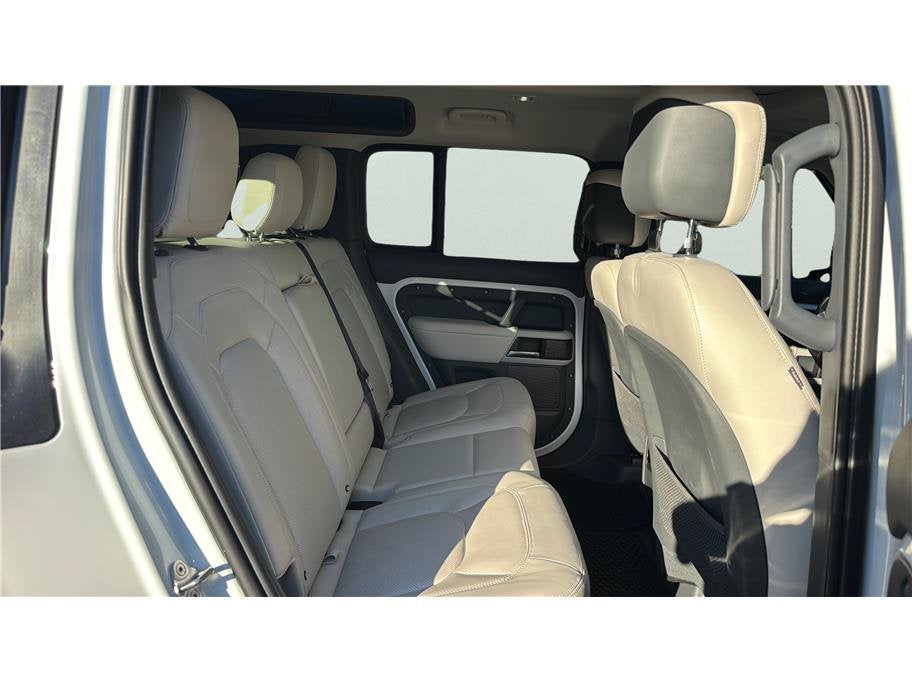 2023 Land Rover Defender SE