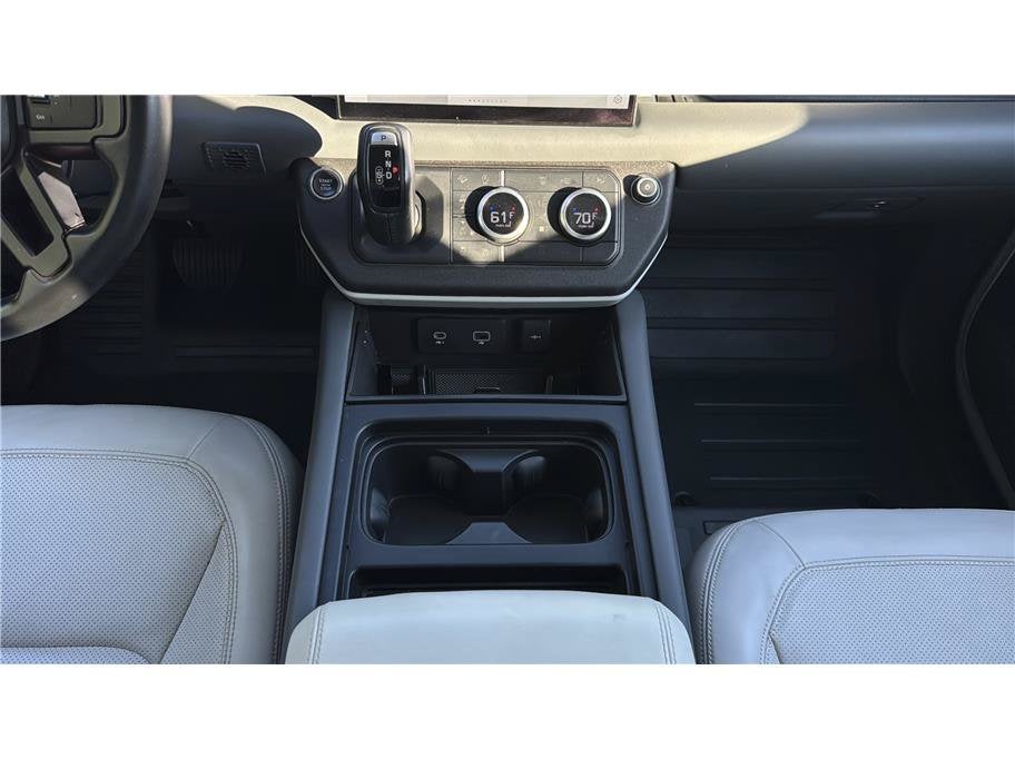 2023 Land Rover Defender SE