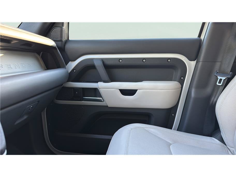 2023 Land Rover Defender SE
