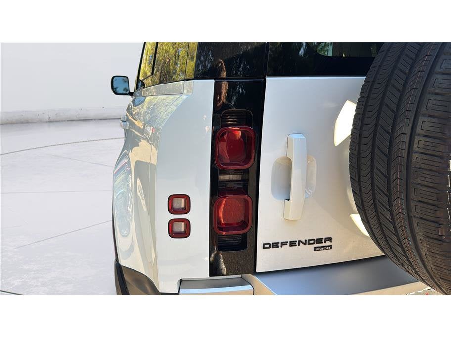 2023 Land Rover Defender SE