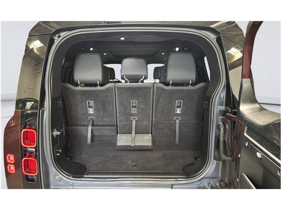 2023 Land Rover Defender SE