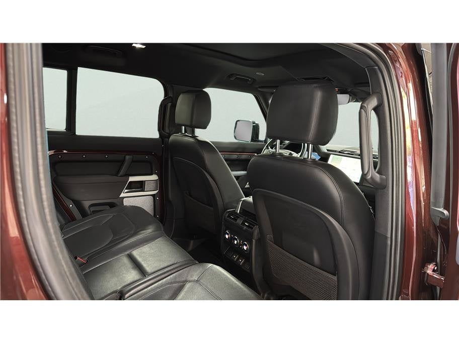 2023 Land Rover Defender SE