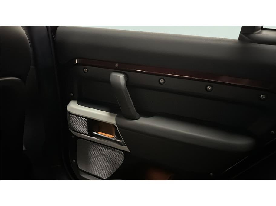 2023 Land Rover Defender SE