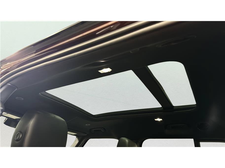 2023 Land Rover Defender SE