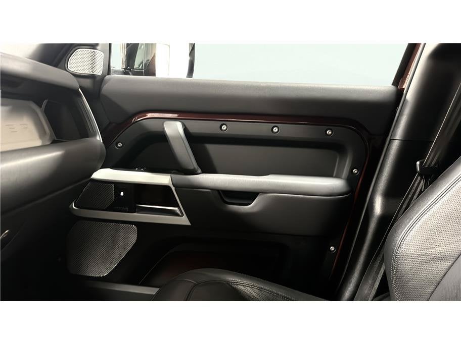 2023 Land Rover Defender SE