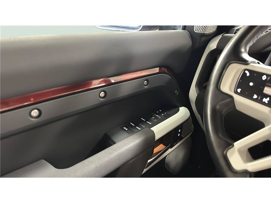 2023 Land Rover Defender SE