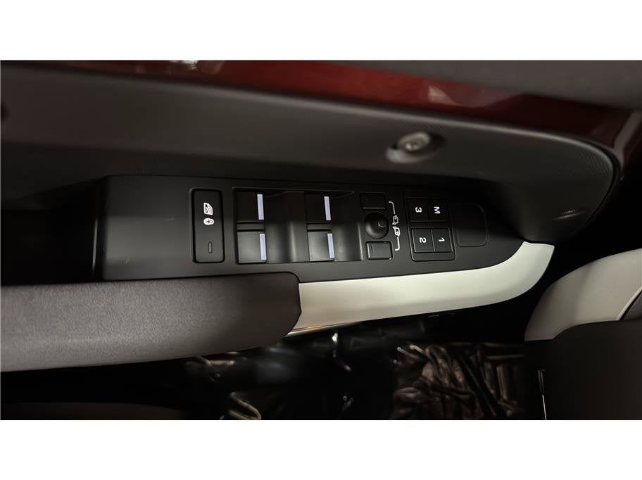 2023 Land Rover Defender SE